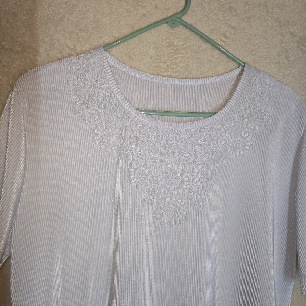 T Shirt Women’s White Embellished Embroidered Short Sleeve Classic Stretch - Picture 7 of 7